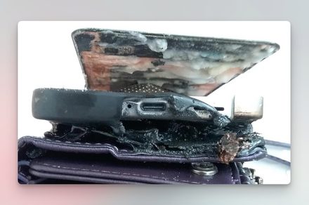 Un Galaxy S25 FE prend feu pendant la charge et blesse son propriétaire