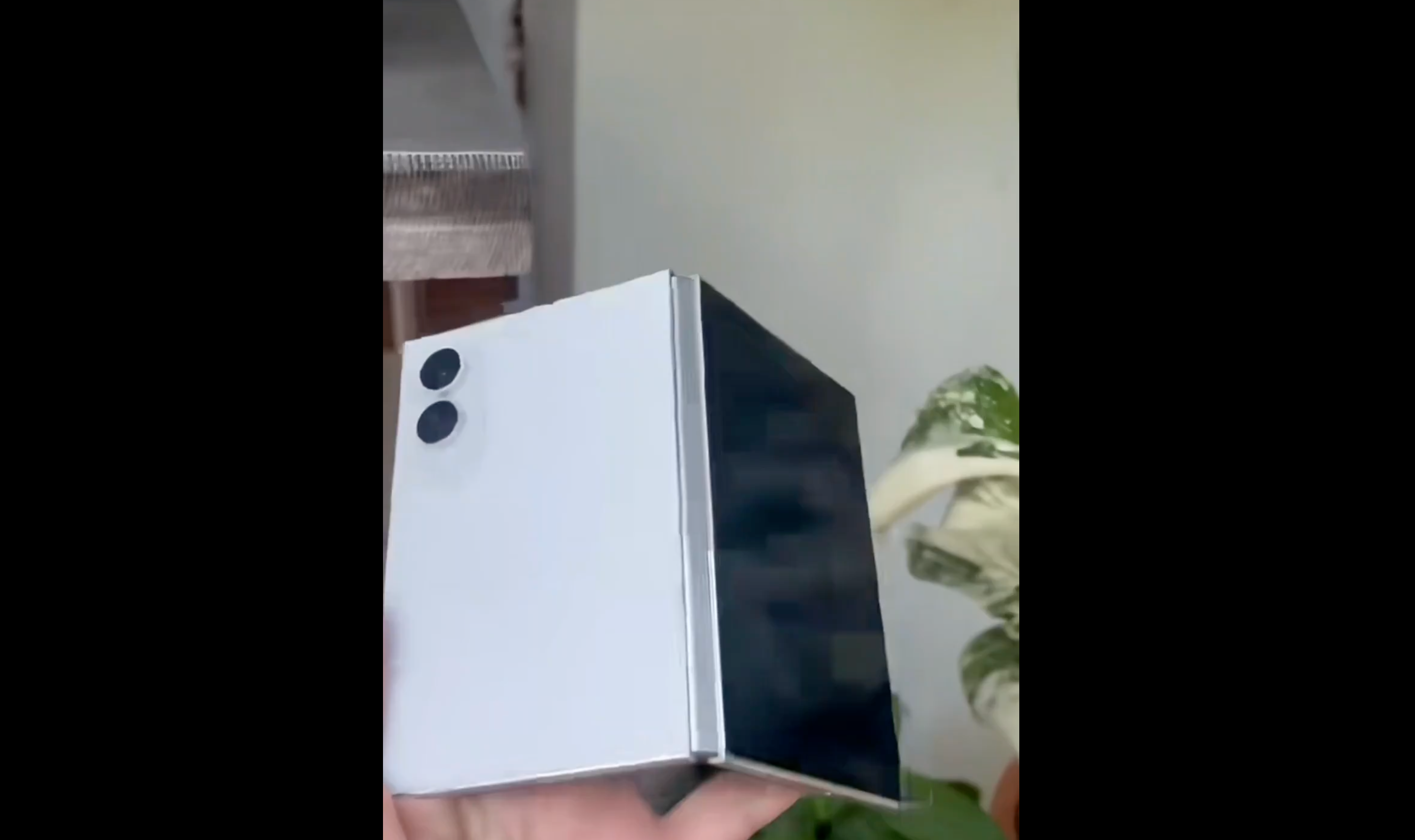 Un employé Samsung surpris avec le Galaxy Z Fold 8 dans la nature