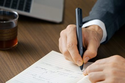 Ce stylo banal cache un enregistreur IA pour vos réunions